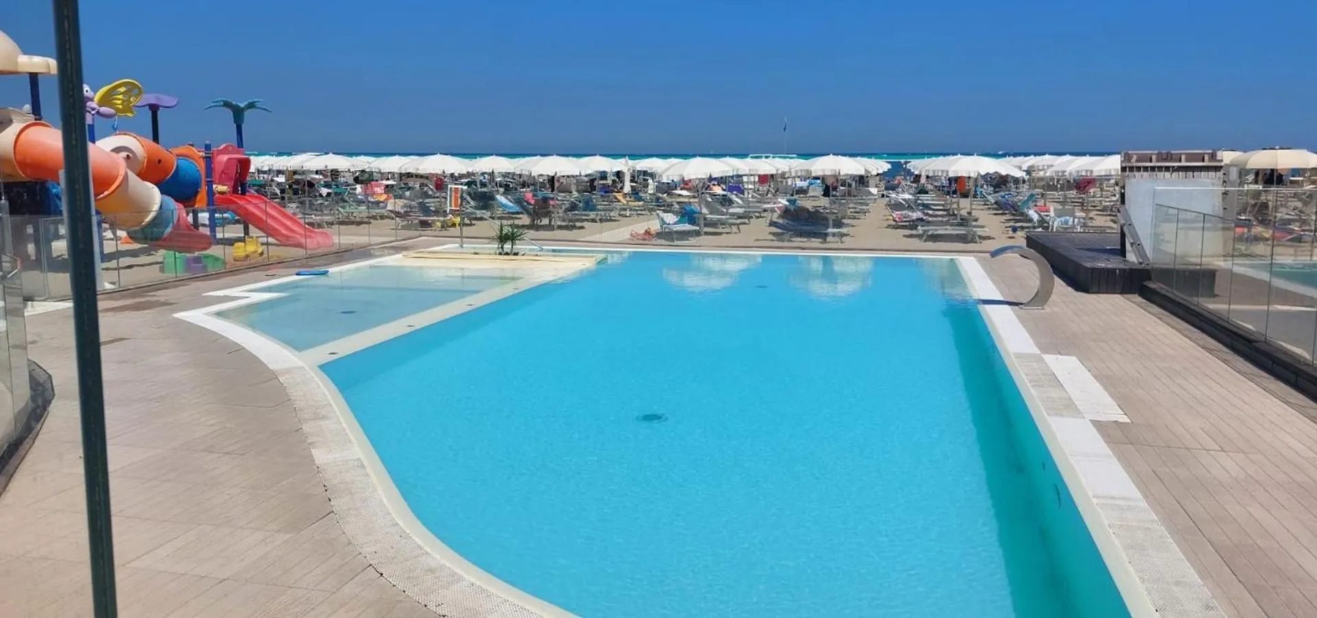 Hotel Moresco - Piscina Beach Village Riccione 2*,